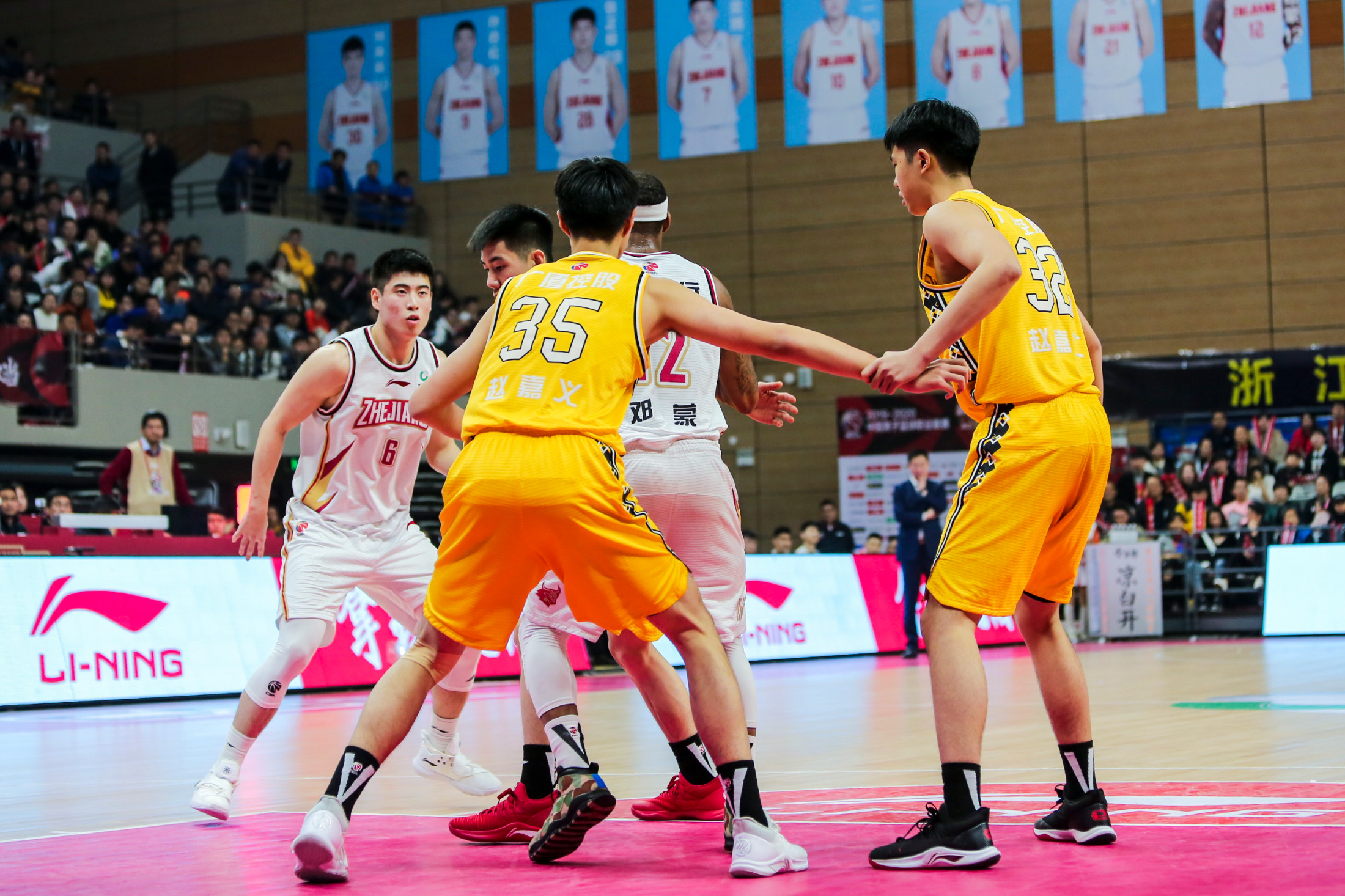 开云体育-广厦男篮发布备战花絮，加时末段绝杀压哨，足总杯任务艰巨，轮换策略成焦点(广东宏远战广厦胜负发生逆袭)